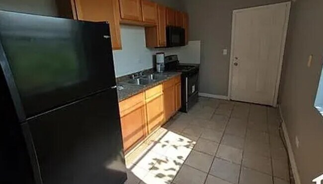 Building Photo - 604 E Marquette Rd