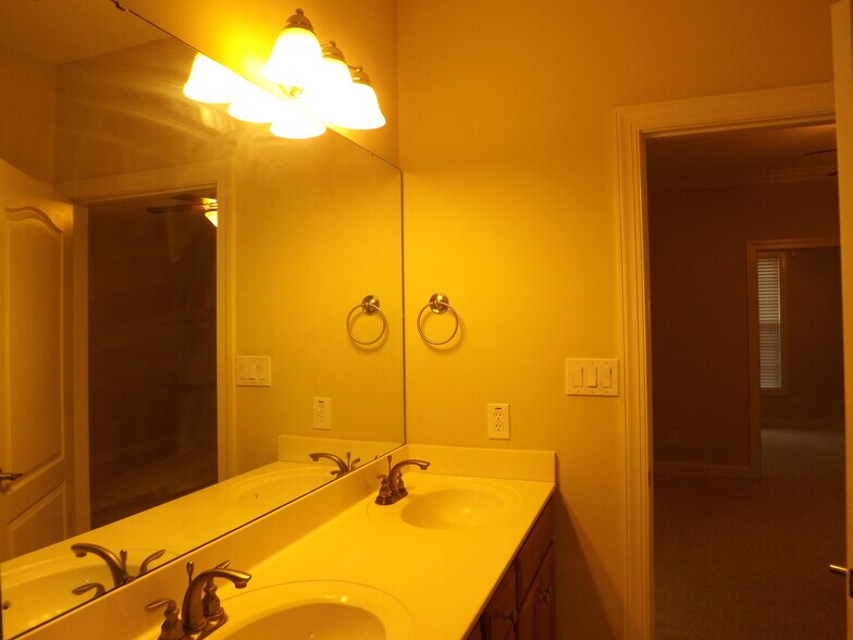 Building Photo - 212 Fountainhead Ln