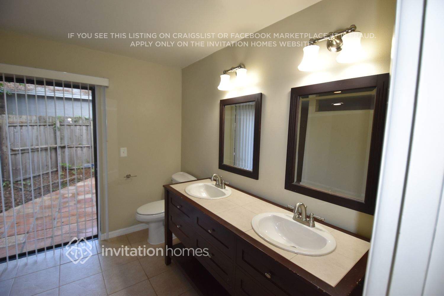 Building Photo - 204 W Ridgewood Ct