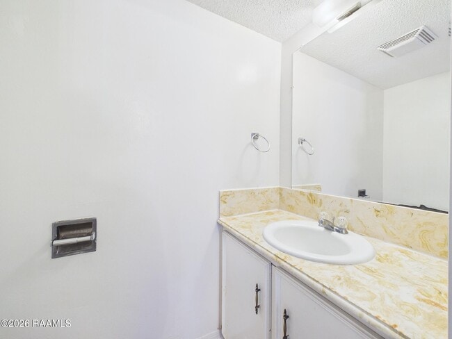 Building Photo - 114 Country Ln