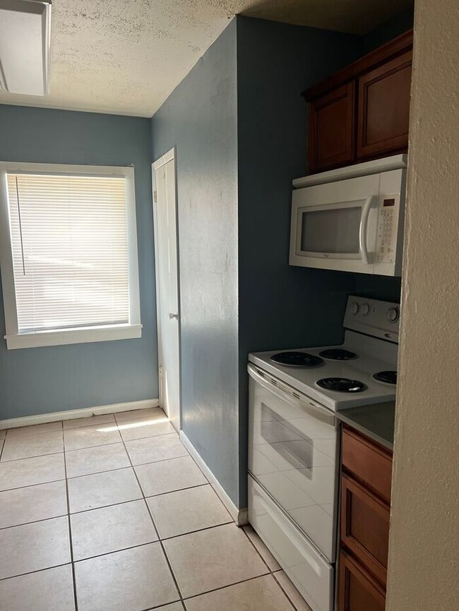 Building Photo - 2 bedroom Townhome off Pensacola Available...