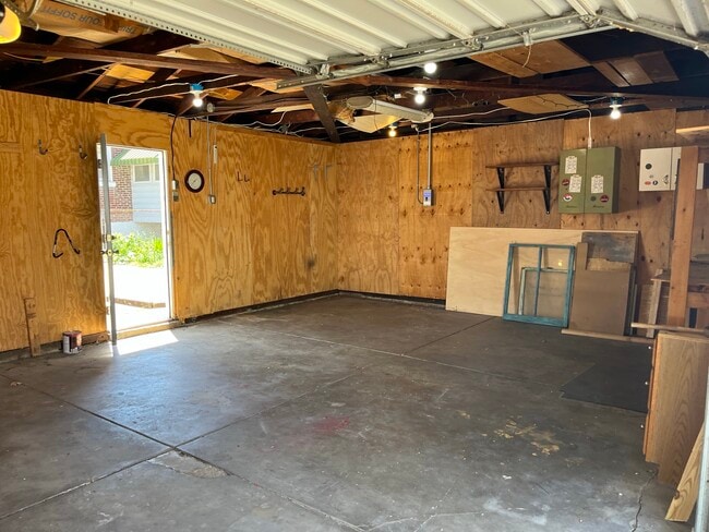 Garage - 4915 Loughborough Ave