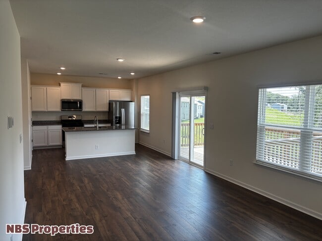 Building Photo - 935 Utopia Ln