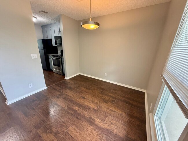 Building Photo - WOW! 2 Bedroom 2 Bath in Hermitage with Deck & Great Back Yard - Available June 1!