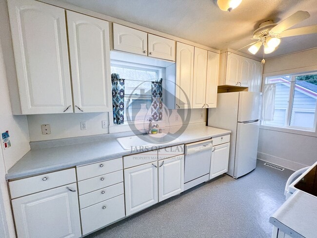 Building Photo - Adorable Historical Home