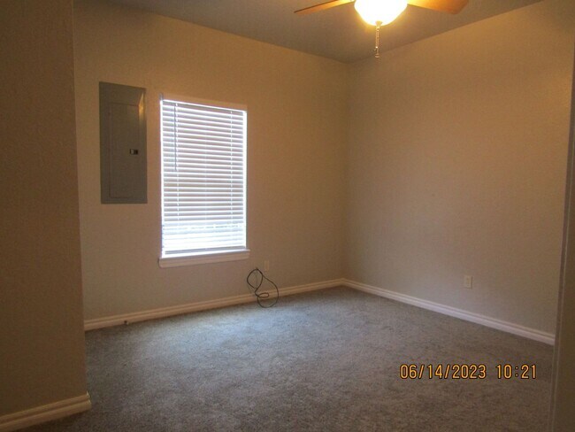 Building Photo - ALL ELECTRIC HOME!! PETS NEGOTIABLE WITH OWNER APPROVAL!!