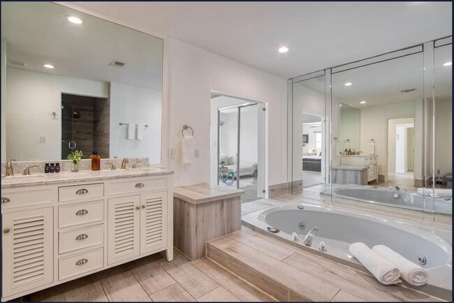 Building Photo - 3350 NE 14th Ct