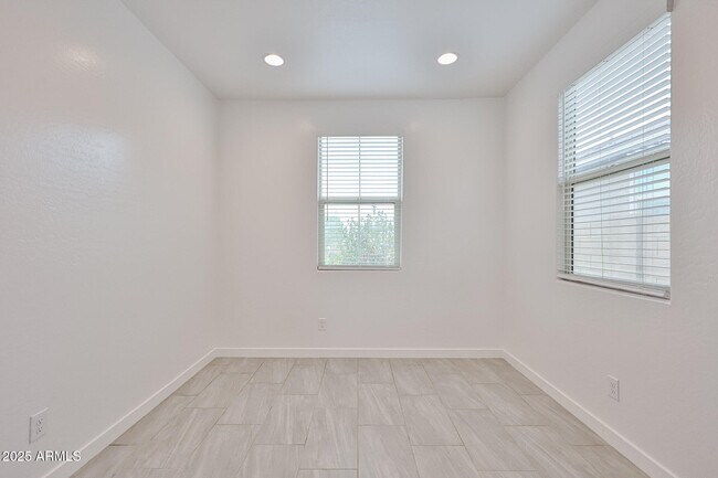Building Photo - 16828 W Evergreen Rd