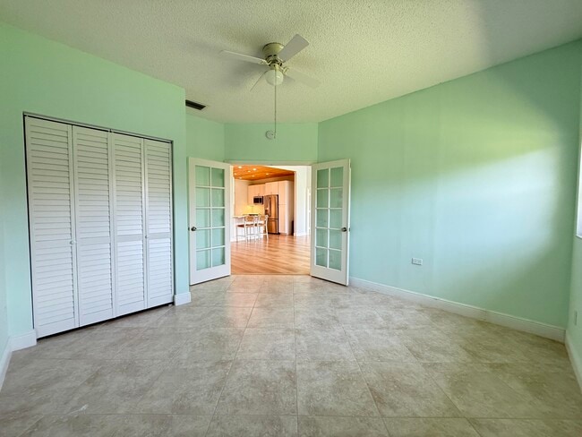 Building Photo - 225 N Lakeshore Dr