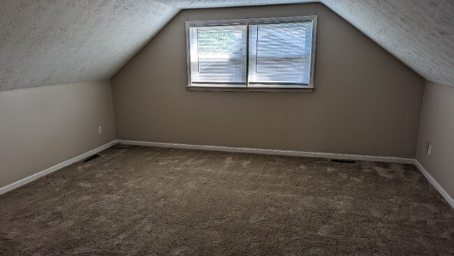 Building Photo - 474 Woodview Dr