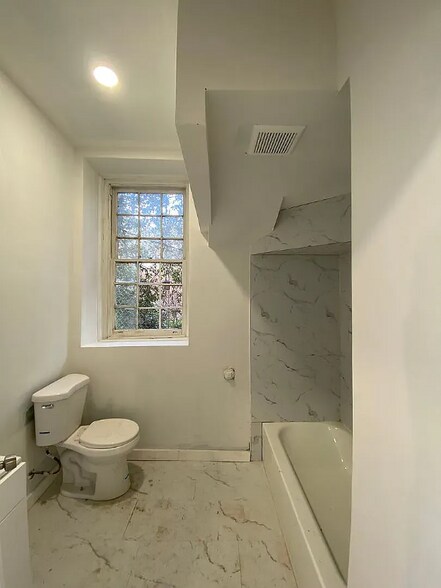 Building Photo - 260 W Johnson St