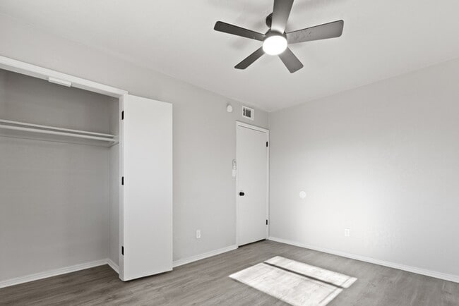 Building Photo - 1304 Pinewood Ct