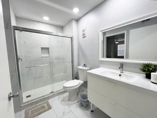 Building Photo - 7250 Westpointe Blvd