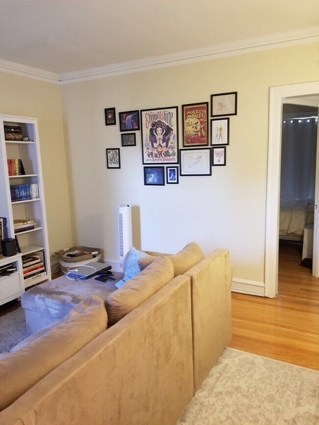 Building Photo - 4042 N Southport Ave