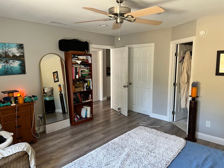 Building Photo - 885 Masterson Dr