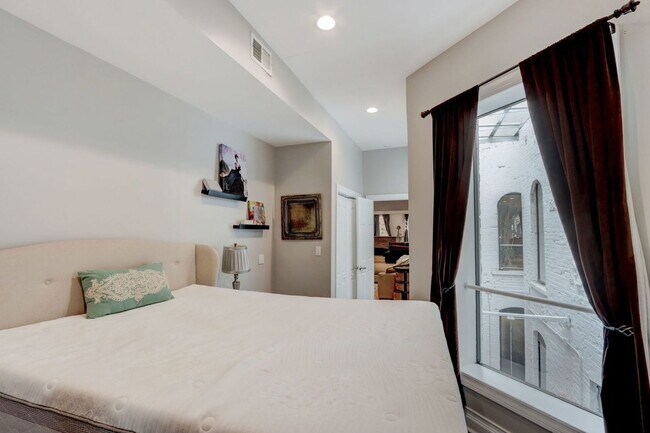 Building Photo - 22 W Ontario St