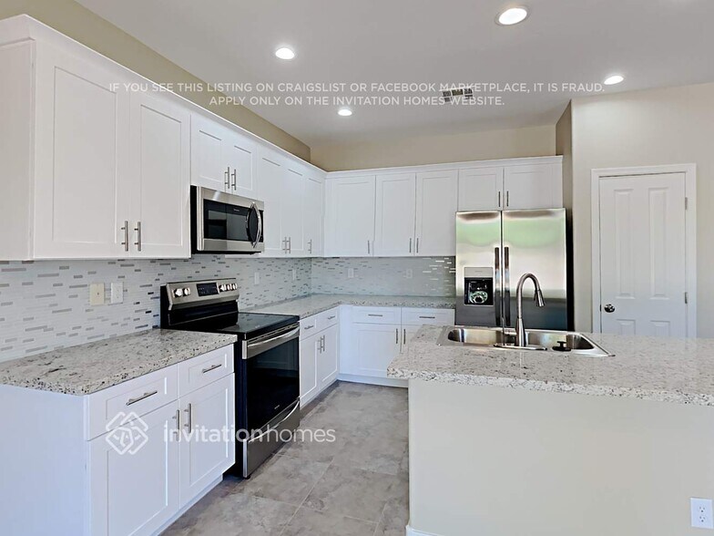 Building Photo - 14524 W Poinsettia Dr