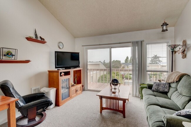 Building Photo - Fully Furnished 2 Bed 1 Bath Condo (Water/Sewer/Trash included)