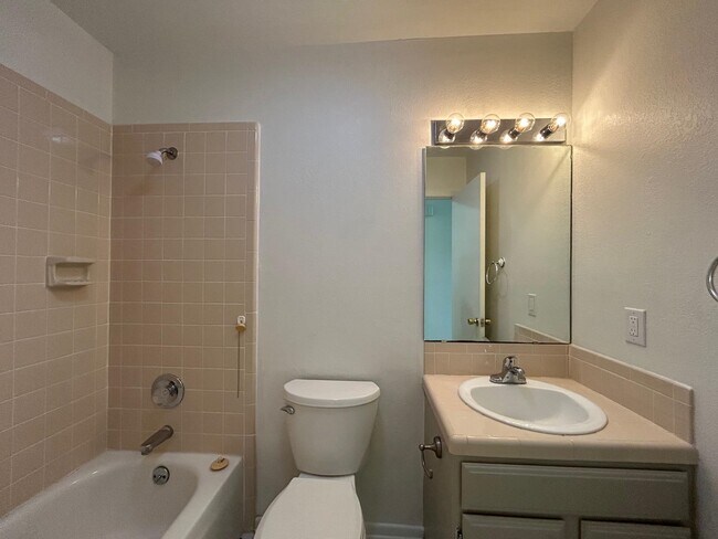 Building Photo - 126 Knoll Ave