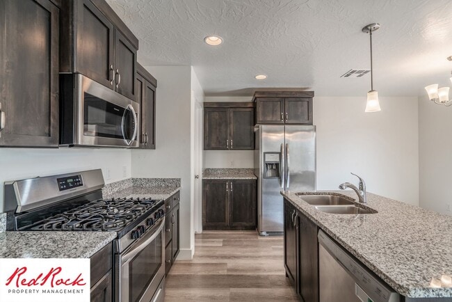 Building Photo - 4 Bed/2.5 Bath Desert Bluff Townhome!