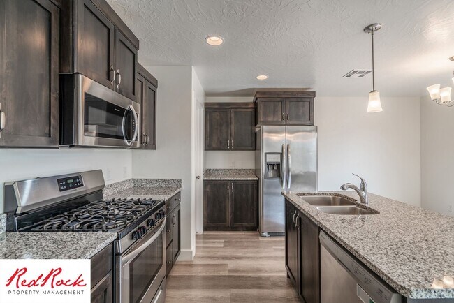 Building Photo - 4 Bed/2.5 Bath Townhome in Desert Bluff!