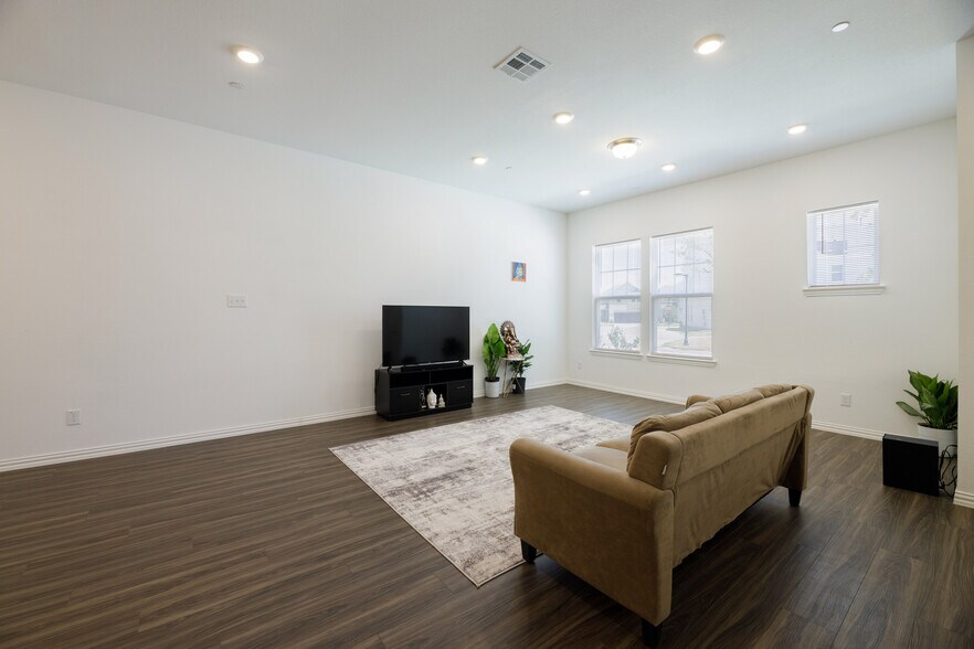 Building Photo - 9939 Schramm St
