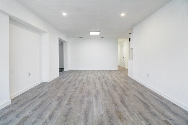 Building Photo - 1730 NE 170th St