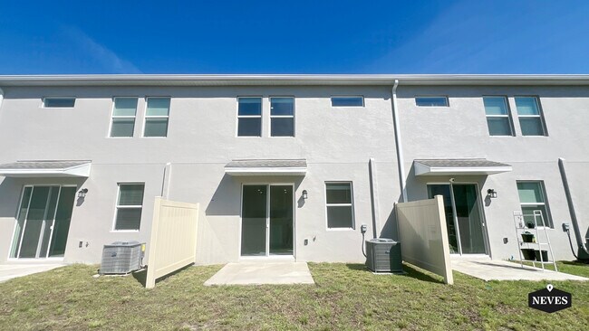 Building Photo - 2562 Skyline Lp