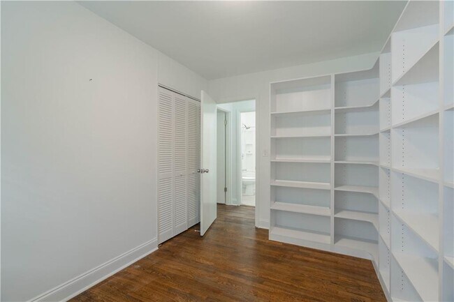Building Photo - 3860 Carlton Dr
