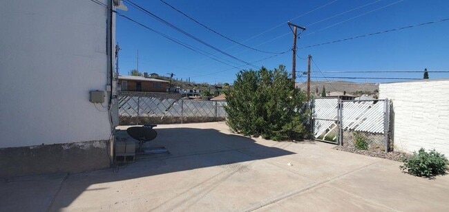 Building Photo - 1514 N Stanton St