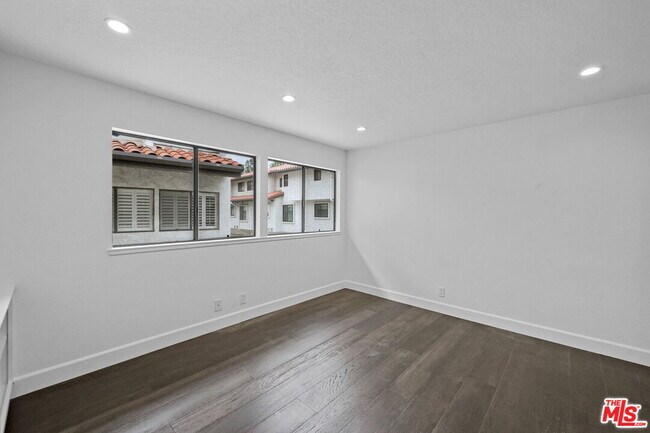 Building Photo - 1486 Palisades Dr