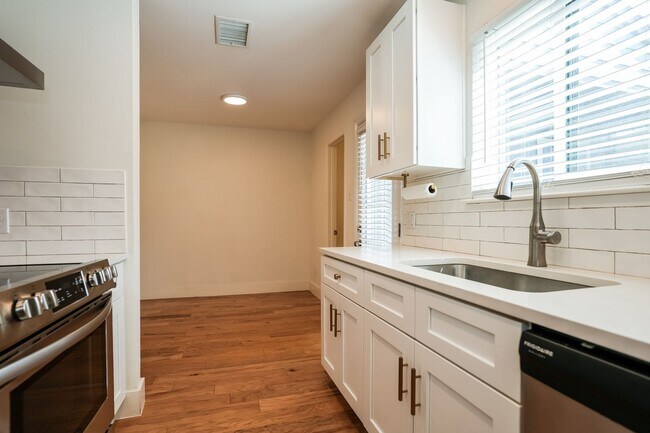 Building Photo - Beautiful 2 bedroom, 2 bathroom condo in Galindo!!!