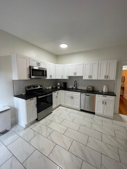 Building Photo - 297 Reinhard Ave