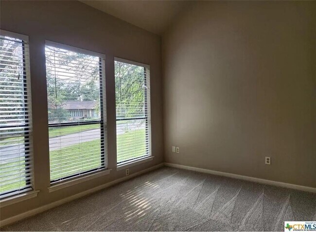 Building Photo - 305 Forest Dr