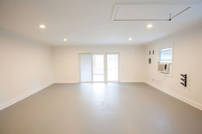 Building Photo - 10140 Shadyview Dr