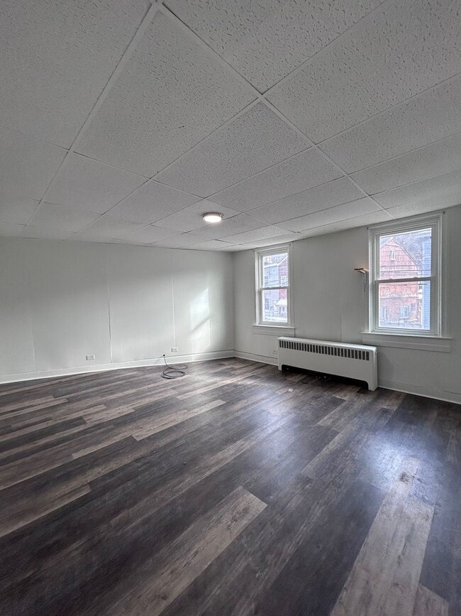 Building Photo - Available NOW - 2 Bedroom - Brighton Heights Area