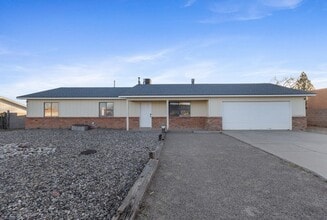 Building Photo - Don’t Miss This! | 3 Bed 2 Bath Home for Rent | 2-Car Garage | Private Backyard | Rio Rancho SE