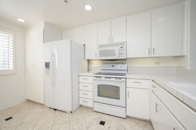 Building Photo - 2243 Martin