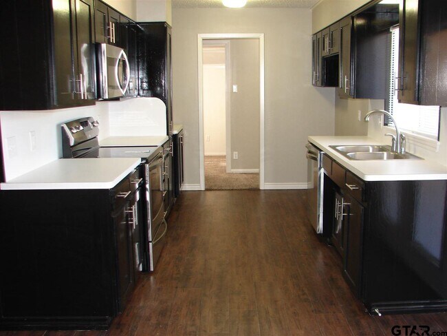 Building Photo - 423 Top Hill Dr