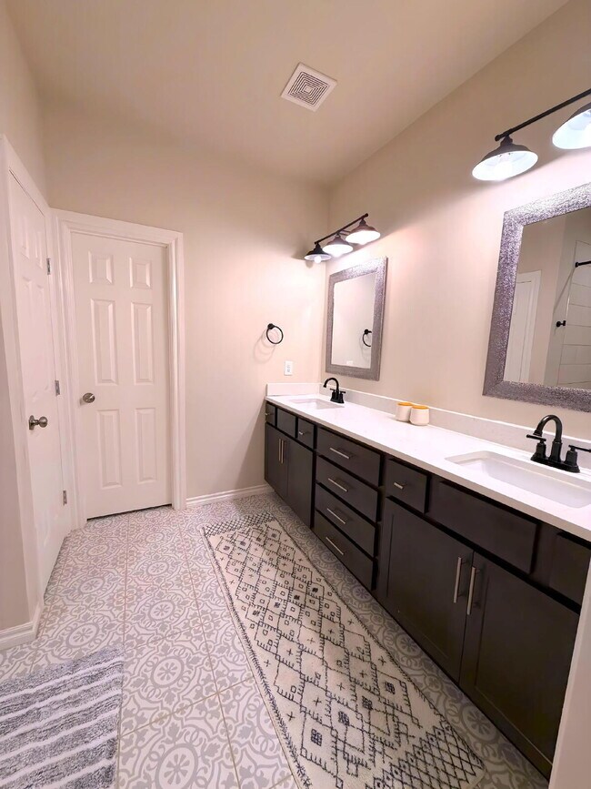 Building Photo - 3 Bed 2 Bath in NW OKC