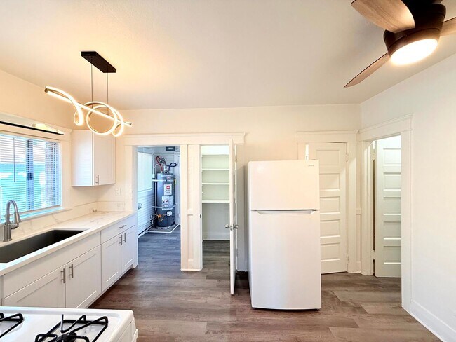 Building Photo - 1908-1910.5-19105 Daly St