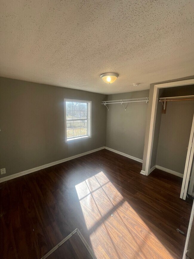 Building Photo - Cute 2 bedroom 1 bathroom house with detached garage Available
