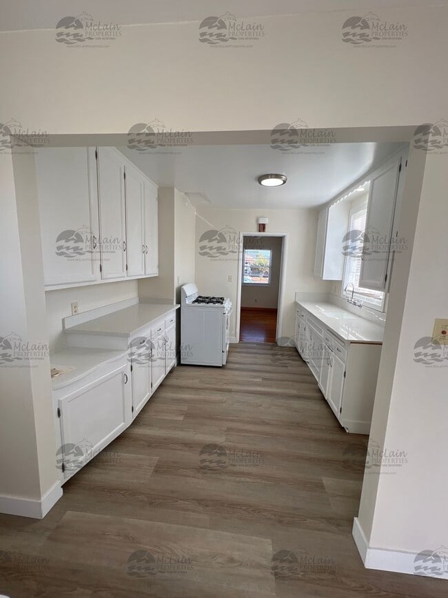 Building Photo - Single Story 3 BD/1BA Home with 2 Car Garage!