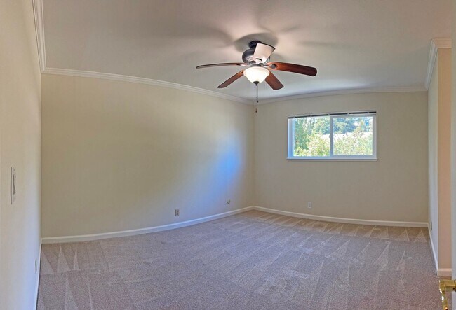 Building Photo - Beautifully Updated 3 Bedroom, 2.5 Bathroom Townhome!