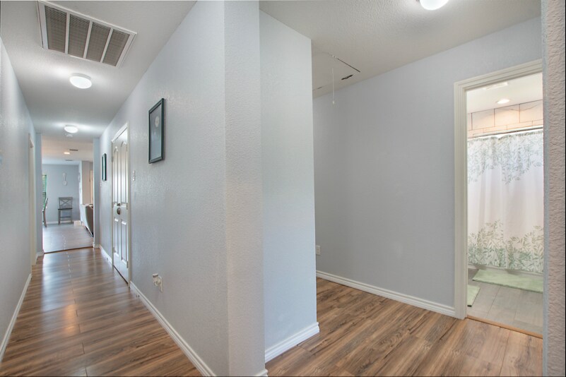 Building Photo - 958 E Allen Ave