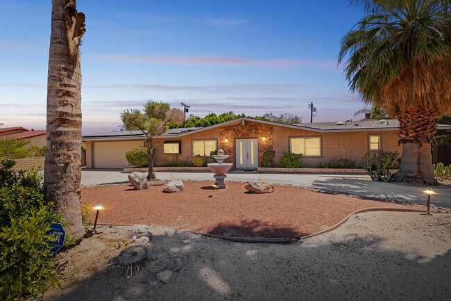 Building Photo - 3 Bed / 2 Bath Home with Bonus Room, Pool and Two Car Garage.