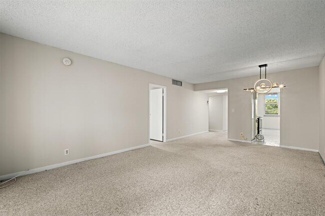 Building Photo - 250 Jacaranda Dr