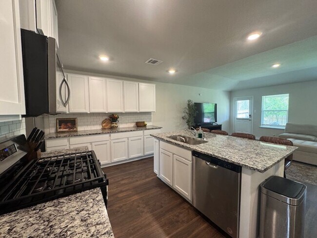 Building Photo - Spacious and Stylish, with over 2,500 sq f...