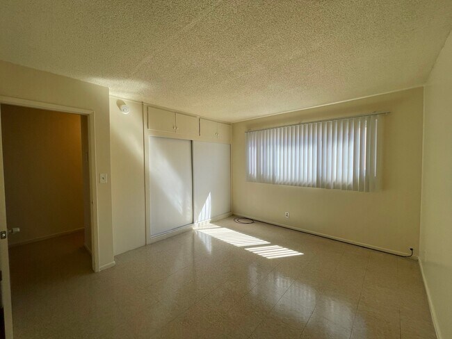 Building Photo - 1302 E Kingsley Ave