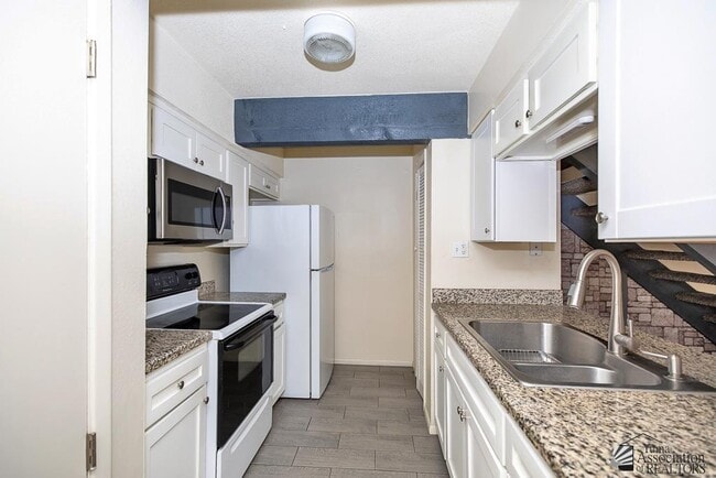 Building Photo - 1242 W 20th Pl